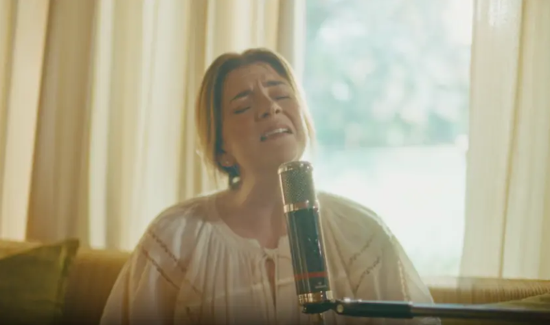 Laura Souguellis lança “Se Eles Soubessem”, em novo projeto