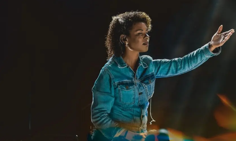 Nívea Soares relança o clássico “Santo” em nova versão ao vivo