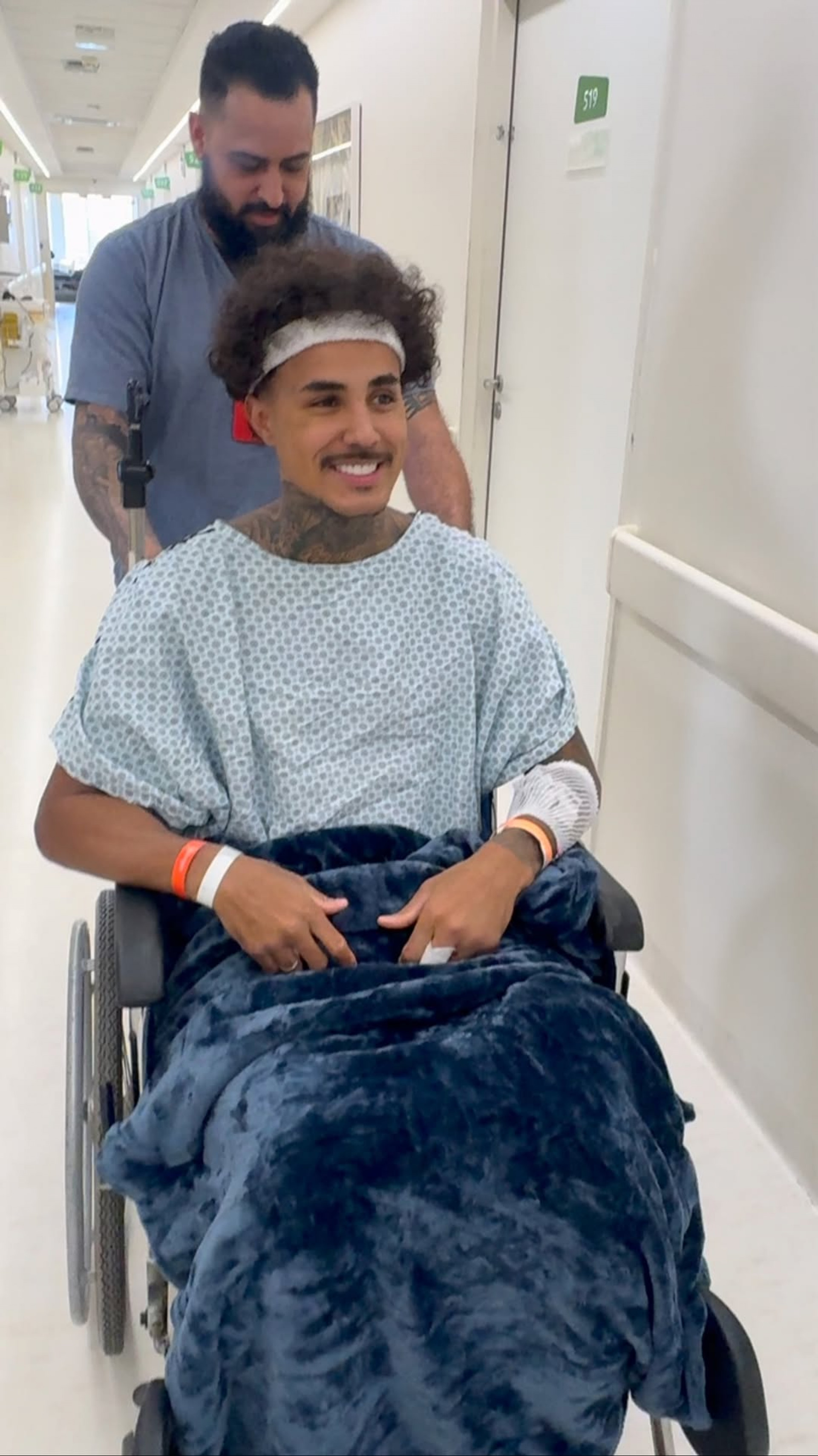 MC Livinho deixa UTI após acidente de moto, mas segue internado para recuperação