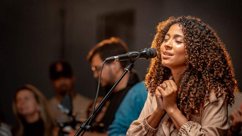 Gabriela Gomes apresenta seu novo álbum, “Bethânia”, e o clipe de “Manso e Humilde”