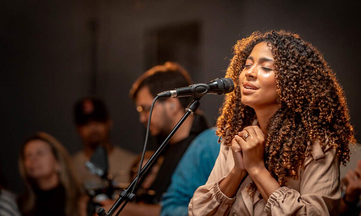 Gabriela Gomes apresenta seu novo álbum, “Bethânia”, e o clipe de “Manso e Humilde”